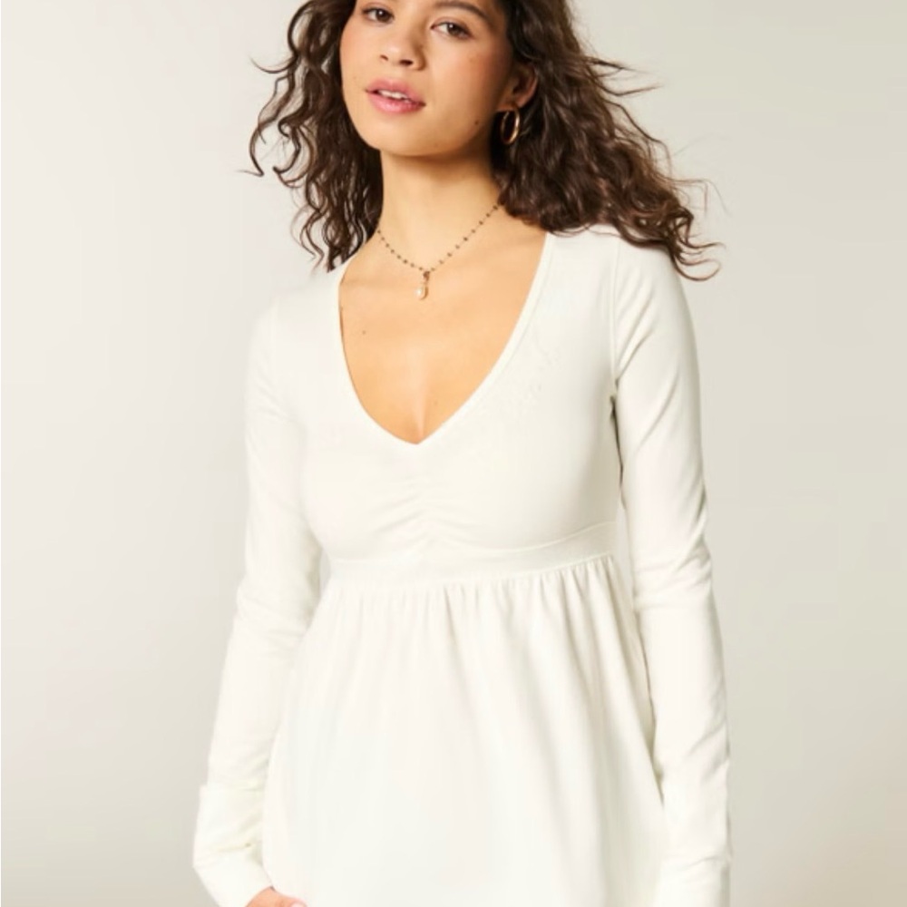 Hollister *NEW*  Cream Long Sleeve V-Neck Top